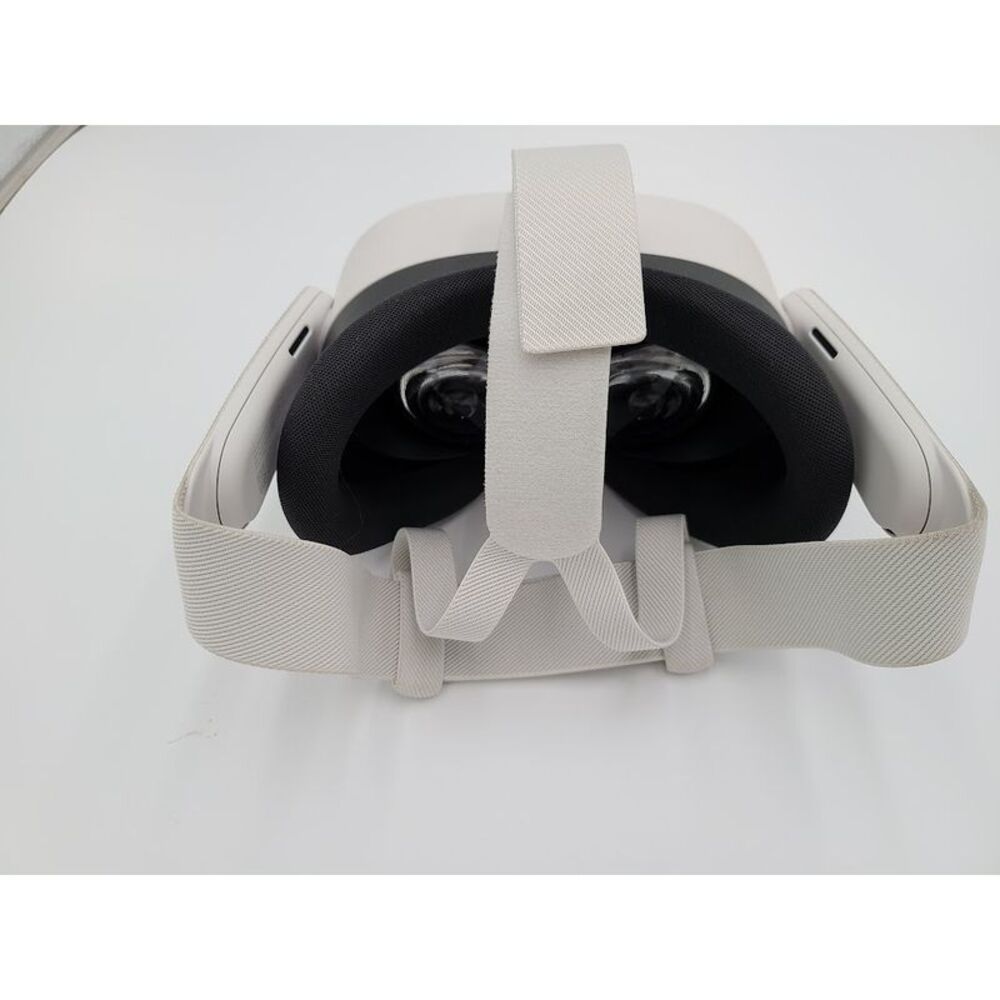 Meta Quest 3S 256GB Batman Arkham Shadow Headset + Controllers - Picture 2 of 3